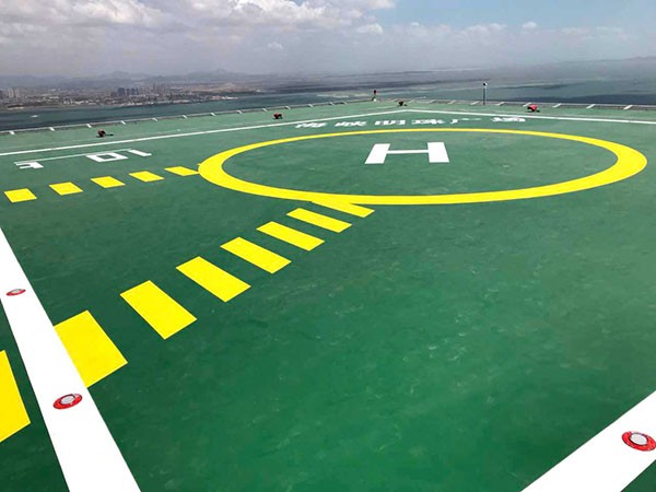 直升机停机坪表面的标识是用什么材料涂画的